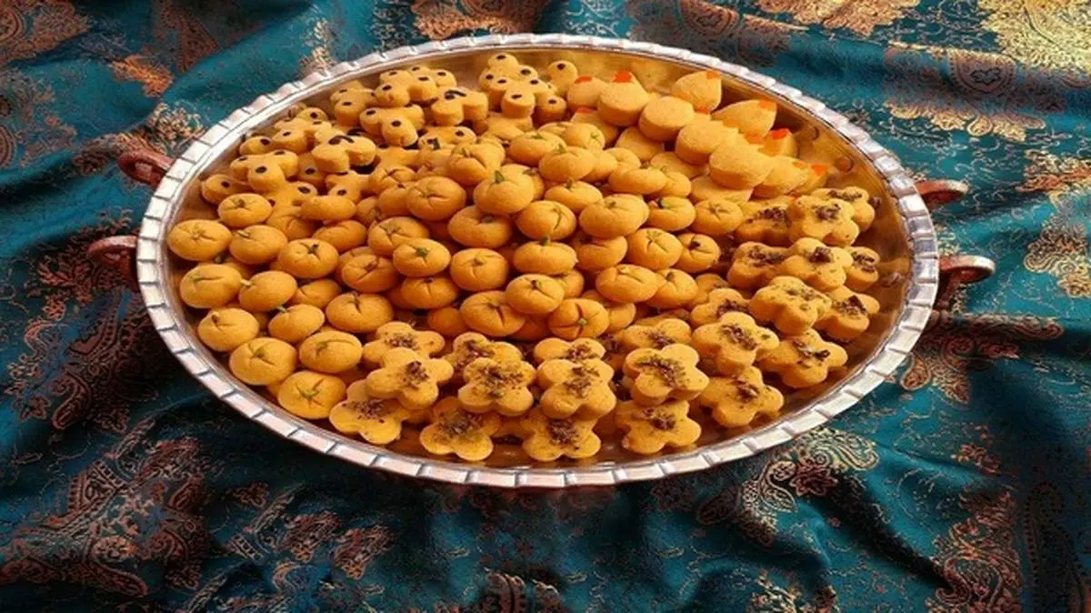 طرز تهیه شیرینی نخودچی زعفرانی