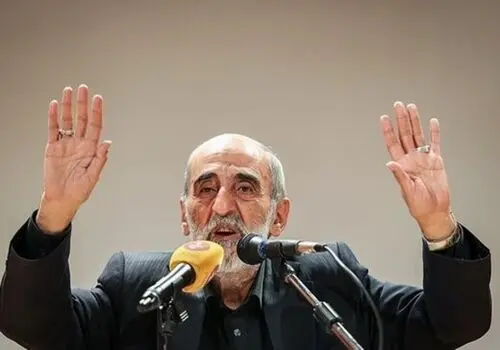 لحظه ای عجیب از یواشکی حرف زدن حسین شریعتمداری پشت سر حسن روحانی و علی لاریجانی!+ عکس