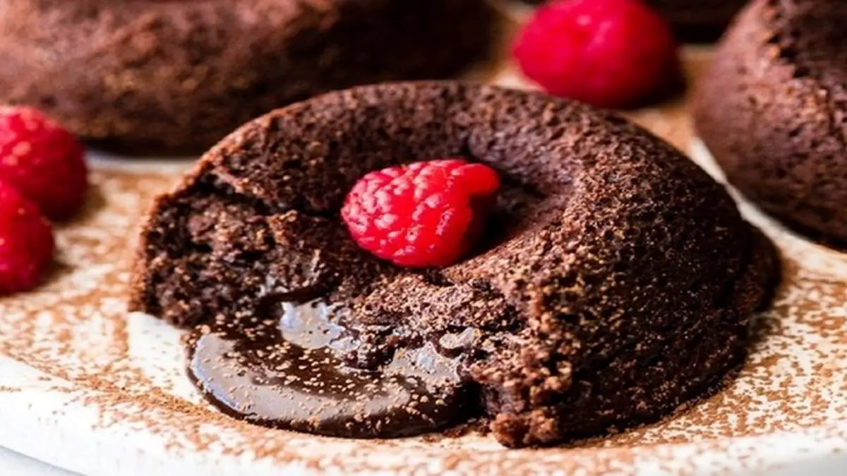 طرز تهیه چاکلت لاوا کیک یا لاوا کیک شکلاتی