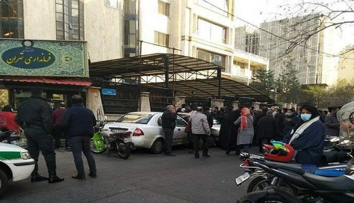 ازدحام مردم مقابل فرمانداری برای گرفتن مجوز خروج از شهر+ فیلم
