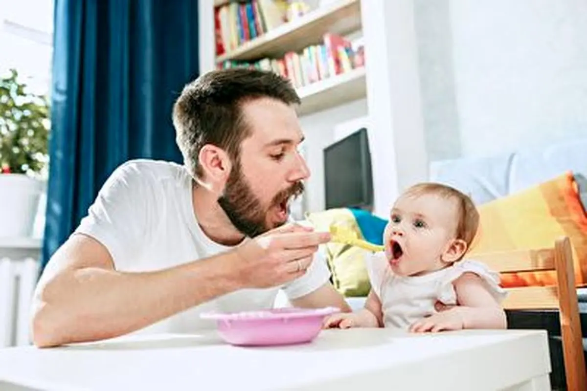 راه حل خشن برای غذا دادن به کودکان بد غذا!+فیلم