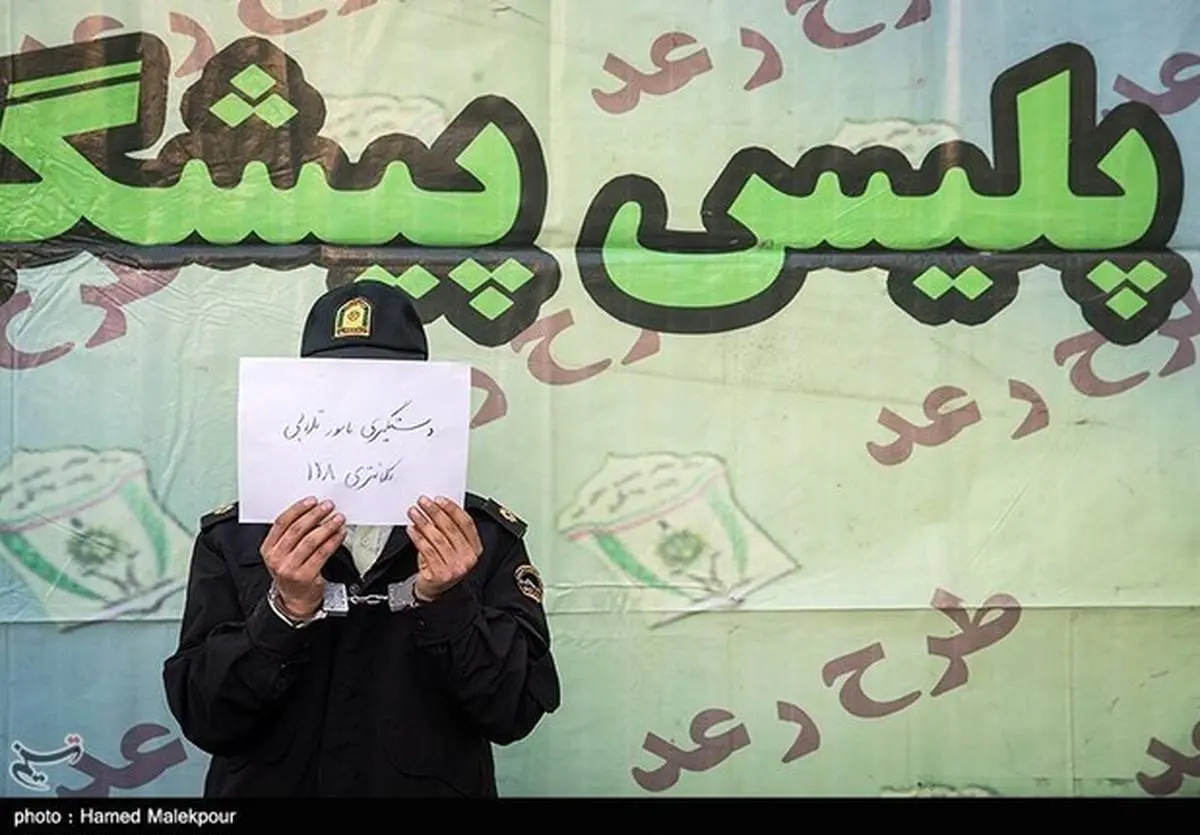 سرقت وحشیانه از زن تنها در منزل/ سارق با لباس پلیس وارد خانه شد + عکس