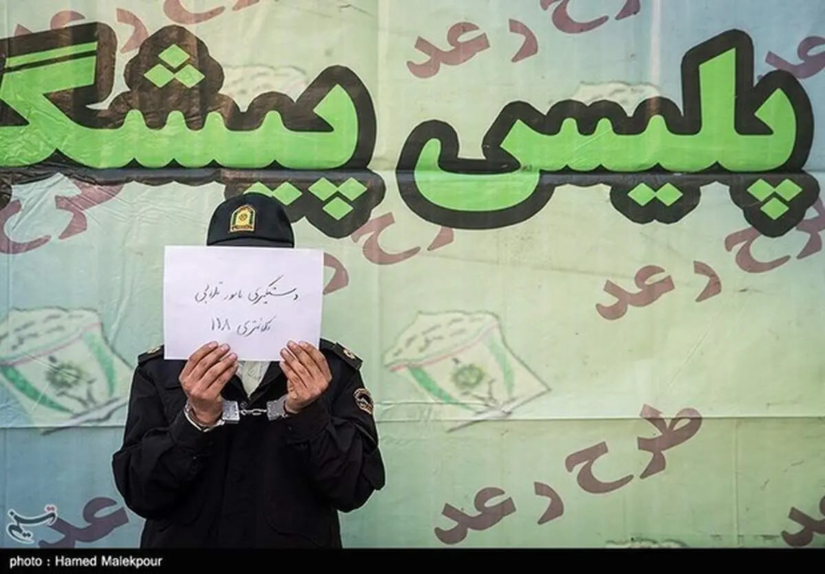 سرقت وحشیانه از زن تنها در منزل/ سارق با لباس پلیس وارد خانه شد + عکس