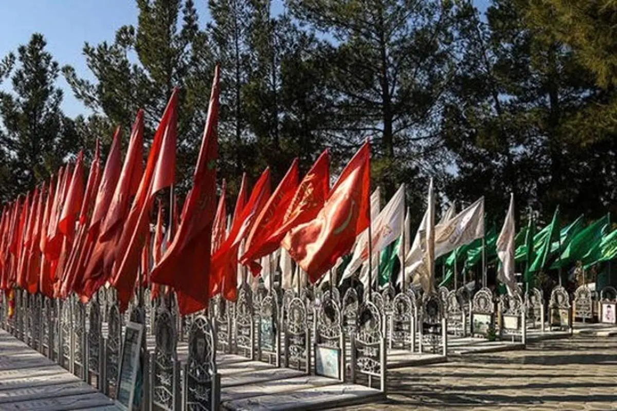 گلباران مزار شهدا در سالگرد شهادت حاج قاسم سلیمانی