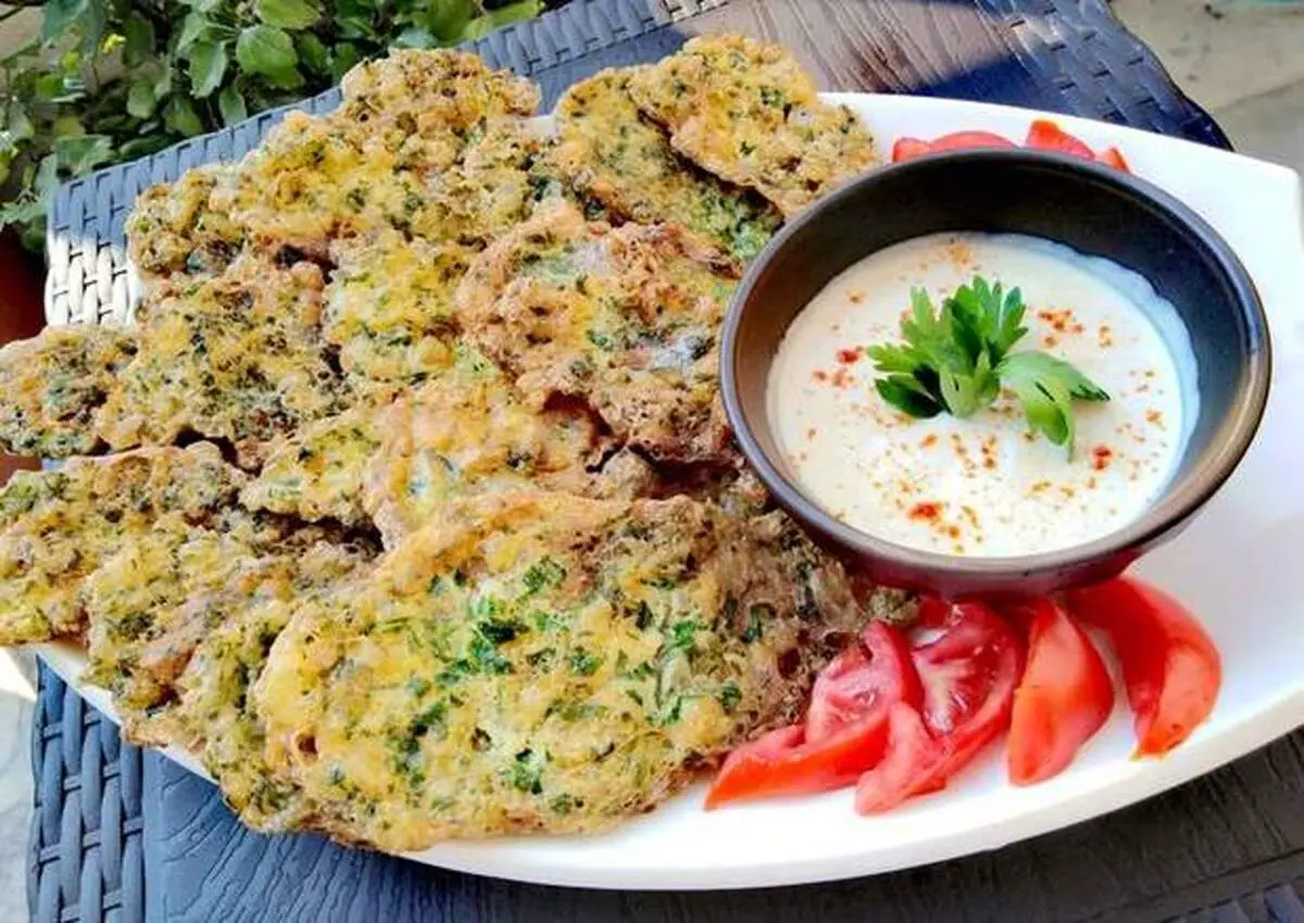 طرز تهیه املت لبنانی با سبزیجات تازه و سس تاهینی