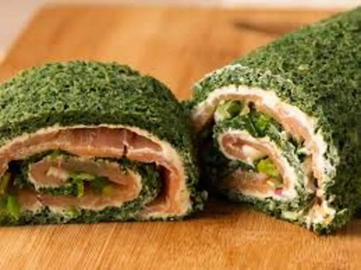 طرز تهیه رولت اسفناج با پنیر و سالمون دودی + فیلم