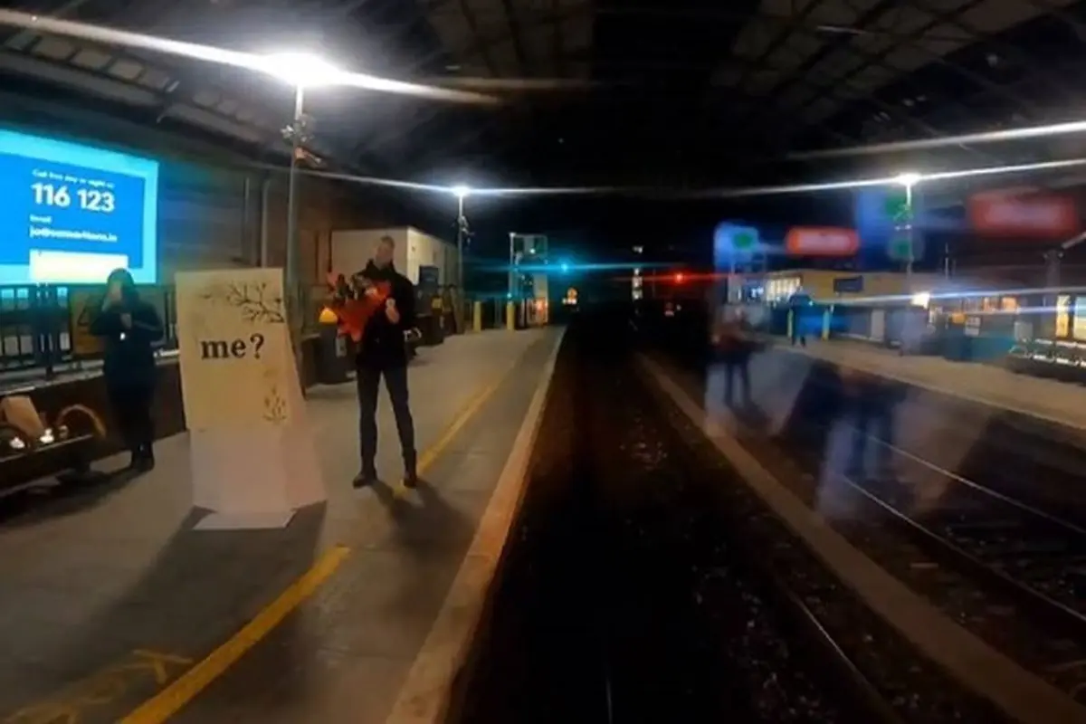 سورپرایزکردن جالب دختر مورد علاقه در ایستگاه قطار+فیلم
