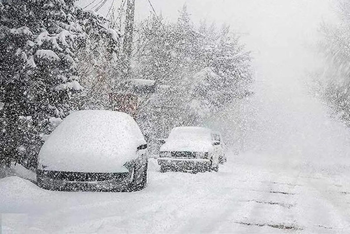 بارش شدید برف در ارومیه و امدادرسانی به گرفتاران در برف و کولاک+فیلم