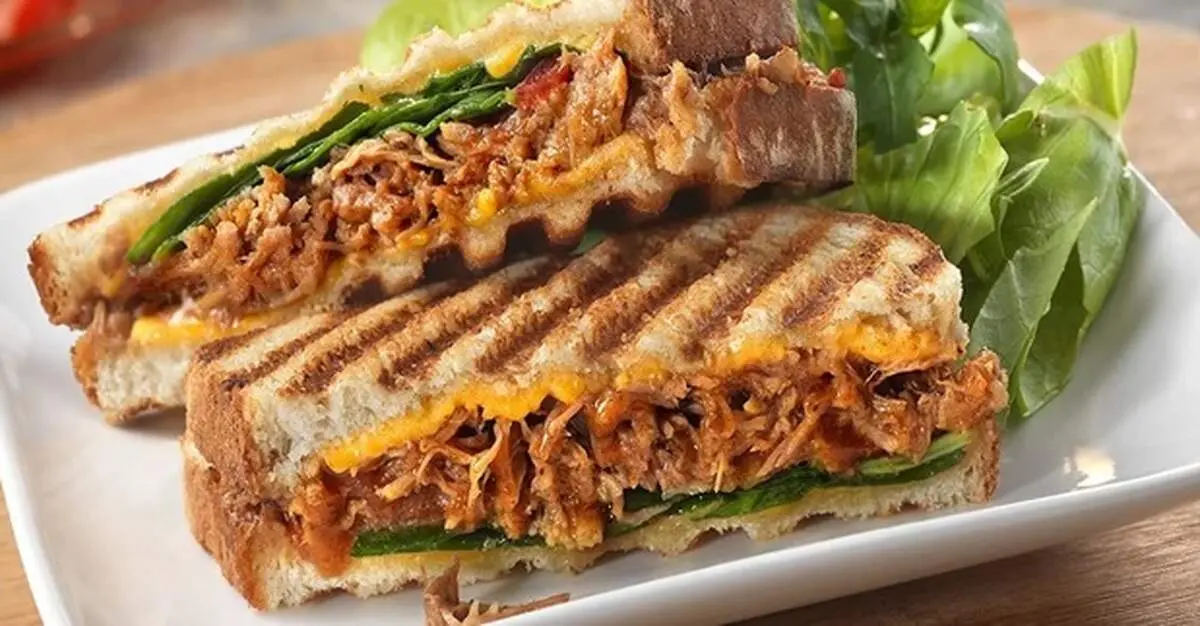 طرز تهیه ساندویچ پنینی با سس پستو