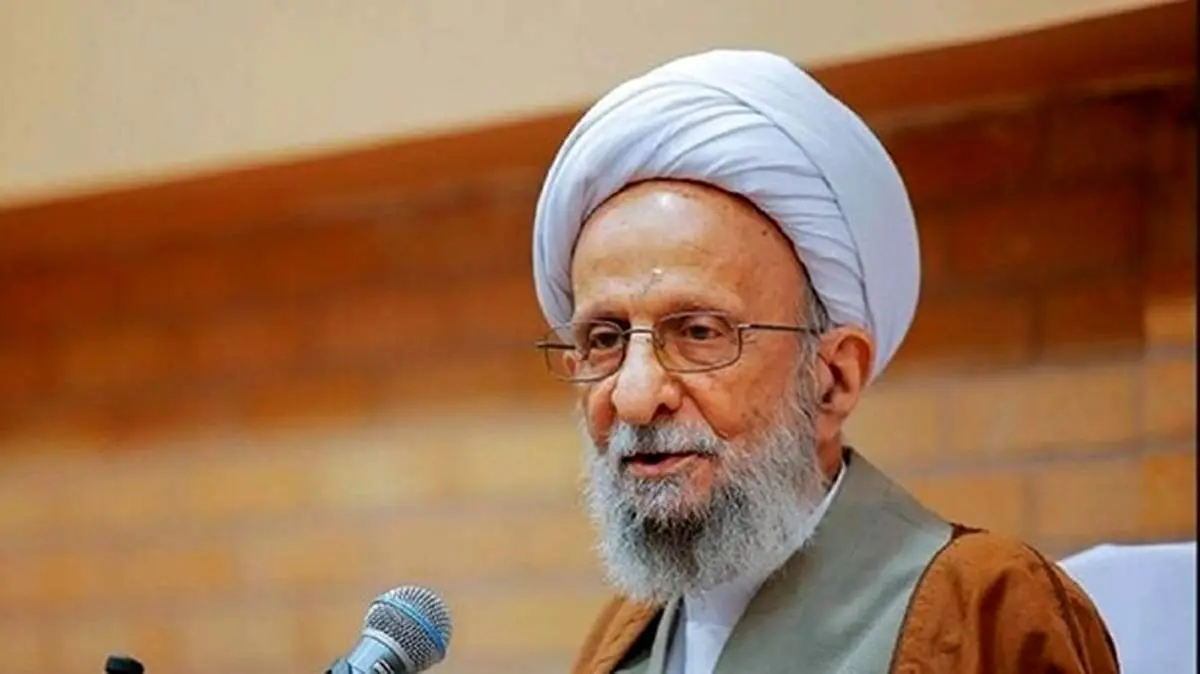 تصویری از بوسه سردار سلیمانی بر پیشانی آیت الله مصباح یزدی