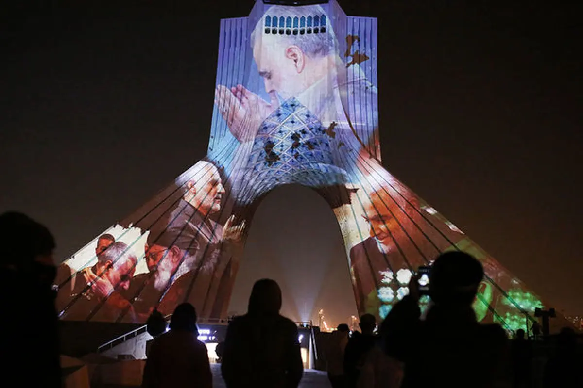 نورپردازی سه بعدی برج آزادی همزمان با سالگرد شهادت سردار سلیمانی + فیلم
