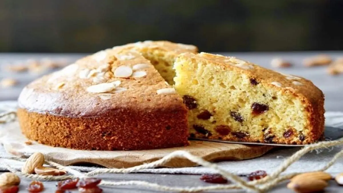 طرز تهیه کیک کشمشی خانگی در فر و قابلمه