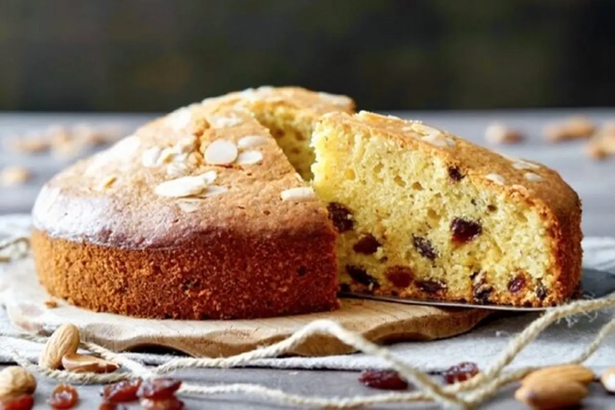 طرز تهیه کیک کشمشی خانگی در فر و قابلمه