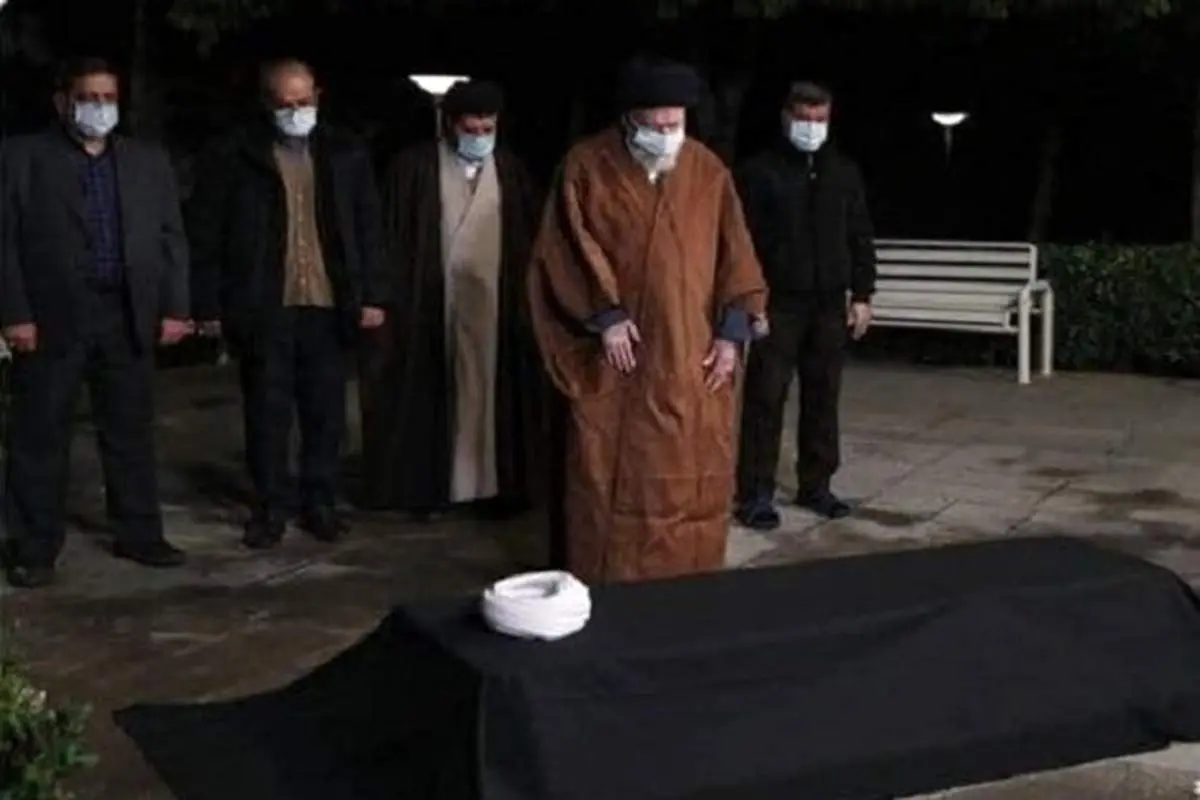 اقامه نماز رهبر انقلاب بر پیکر آیتالله مصباح یزدی+ فیلم
