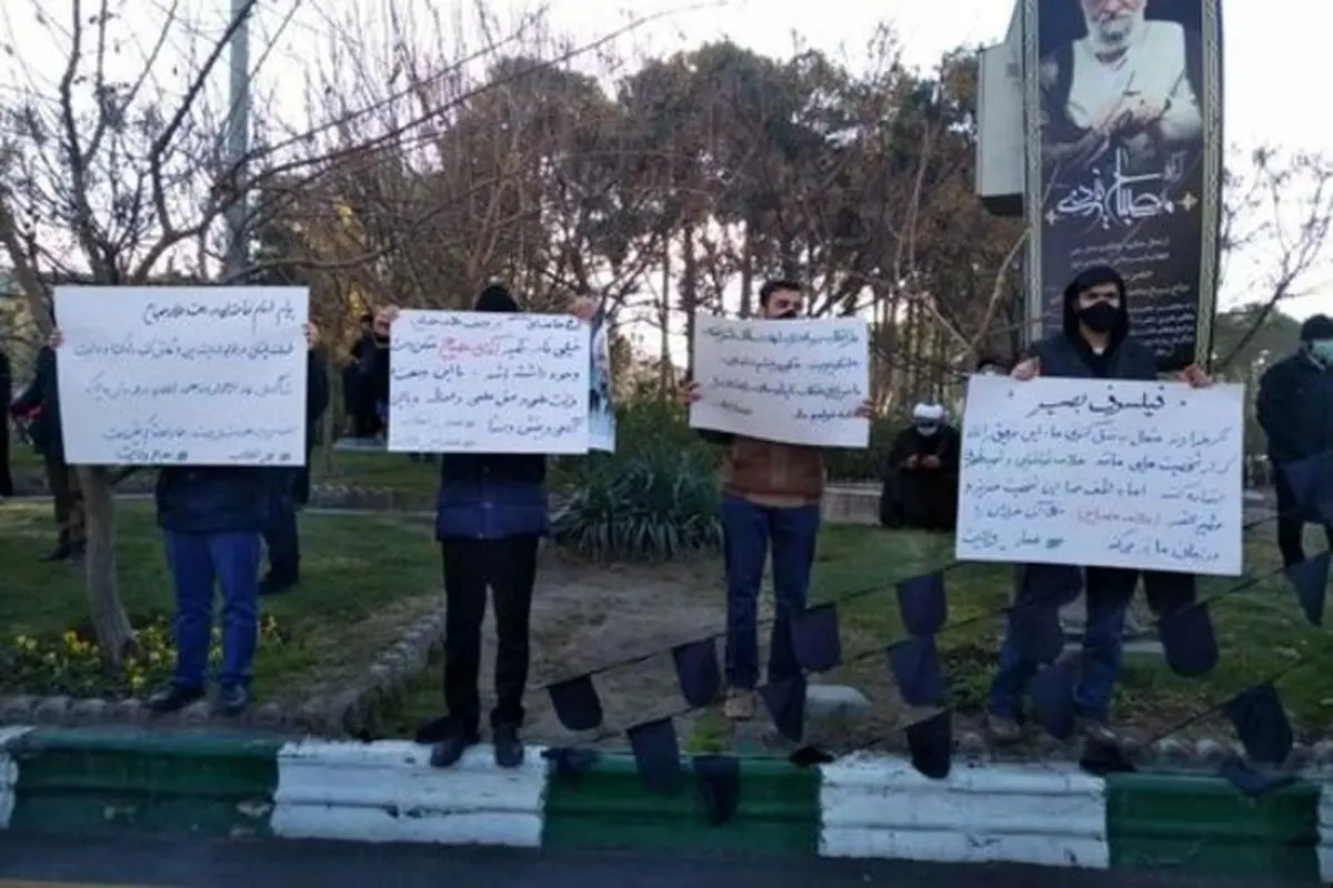 درخواست تندرو‌ها برای محاکمه روحانی و ظریف در تشییع مصباح +عکس