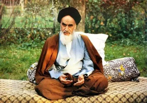 ویدئوی کمیاب از رهبر انقلاب در حال شعار دادن!

