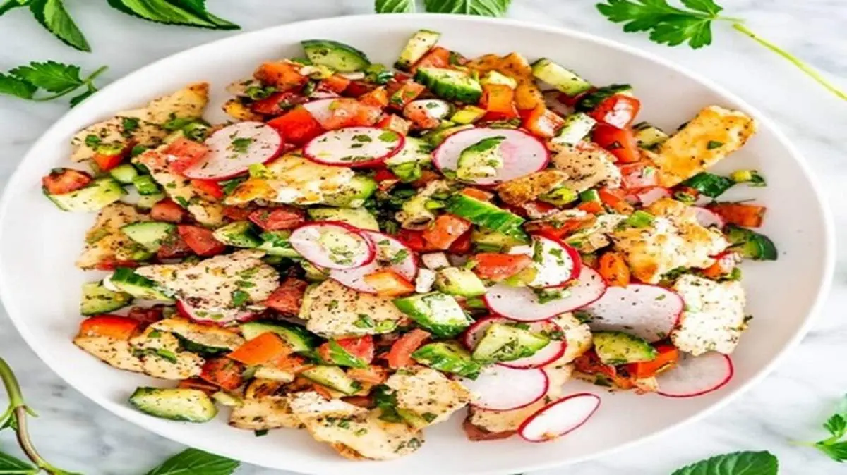 طرز تهیه سالاد فتوش لبنانی با سس رب انار