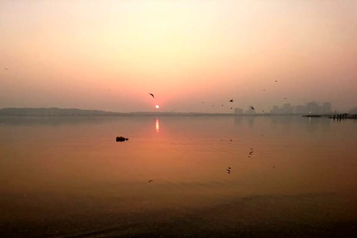 دریاچه چیتگر در شب آلوده و خاموش تهران