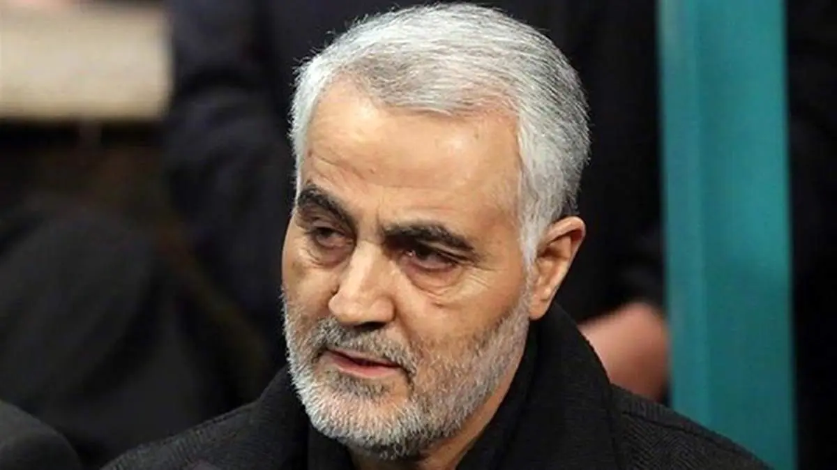 قاب عکس حاج قاسم سلیمانی در مراسم فاطمیه در کنار رهبر انقلاب