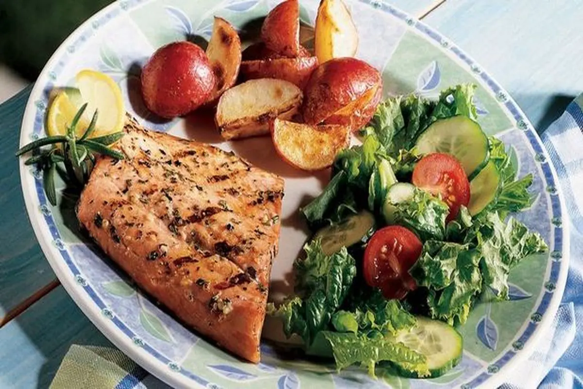 طرز تهیه ماهی سالمون همراه با رزماری و سبزیجات