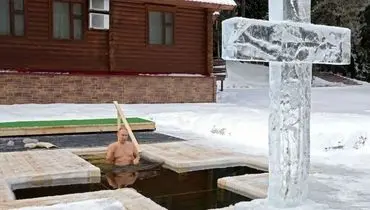 غسل پوتین در آب یخ‌زده + فیلم
