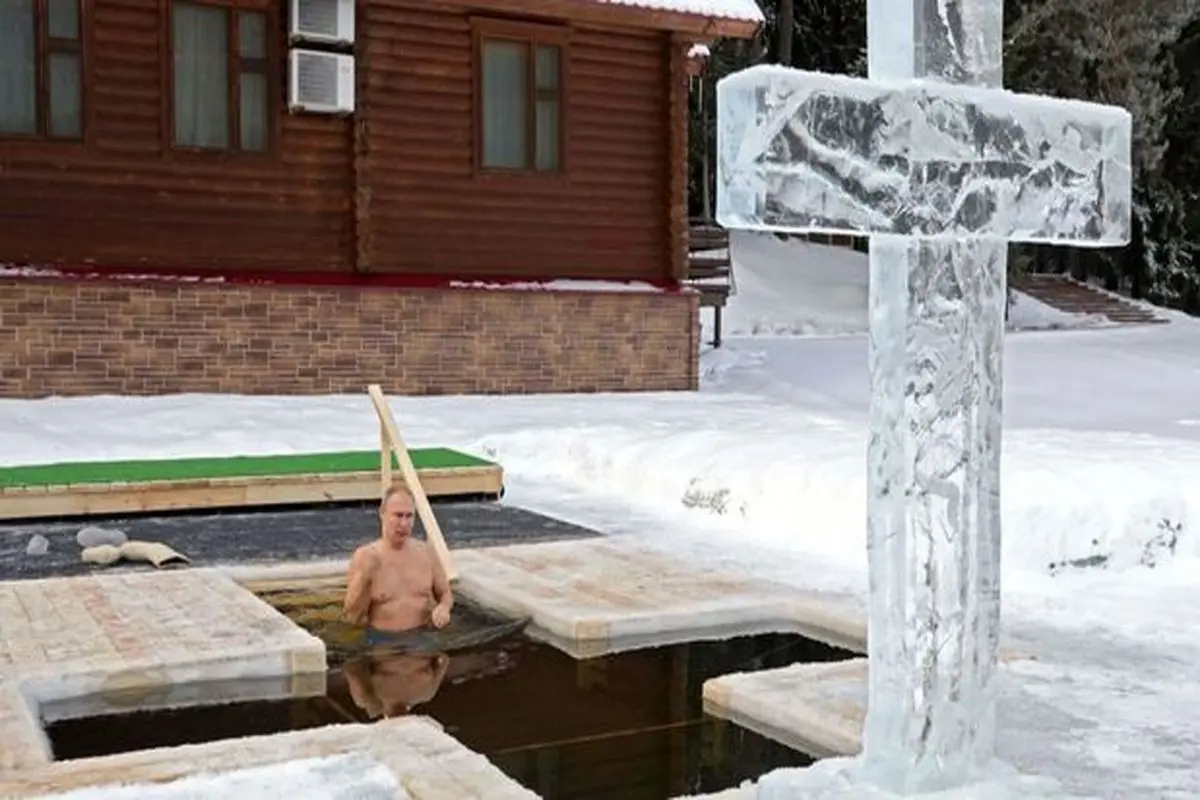 غسل پوتین در آب یخ‌زده + فیلم