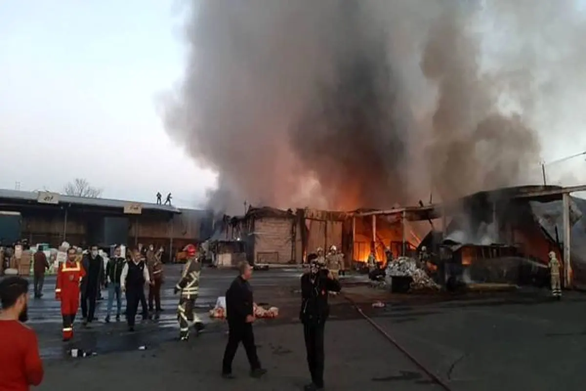 آتش‌سوزی گسترده در خیابان شوش تهران مهار شد
