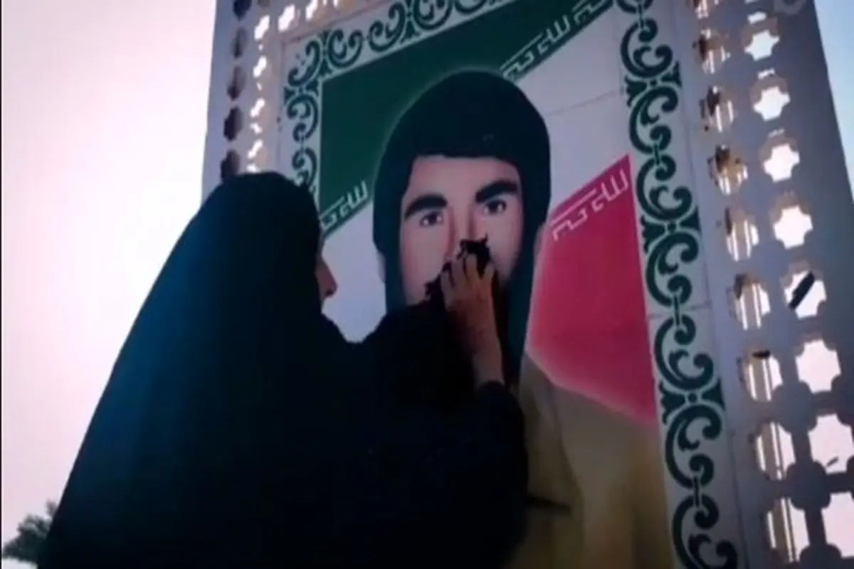 مادر شهیدی که هر روز تابلو شهیدش را در خیابان تمیز میکند + فیلم