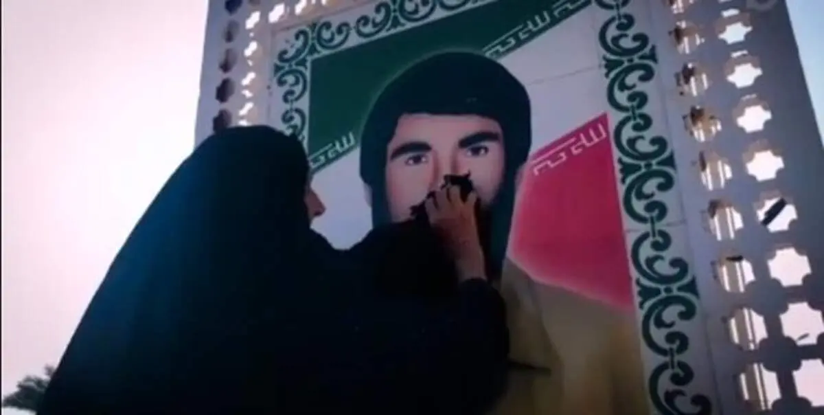 مادر شهیدی که هر روز تابلو شهیدش را در خیابان تمیز می‌کند + فیلم