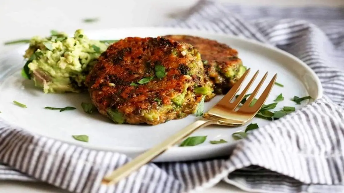 طرز تهیه کوکوی کلم بروکلی و سیب زمینی