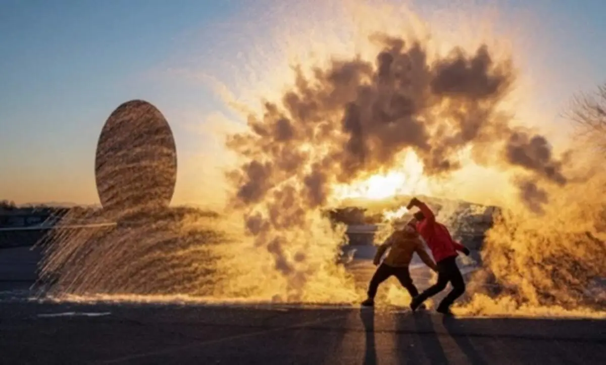 دیدنی‌های روز؛ از سقوط هواپیما در اندونزی تا روستای مدفون در ماسه عمان