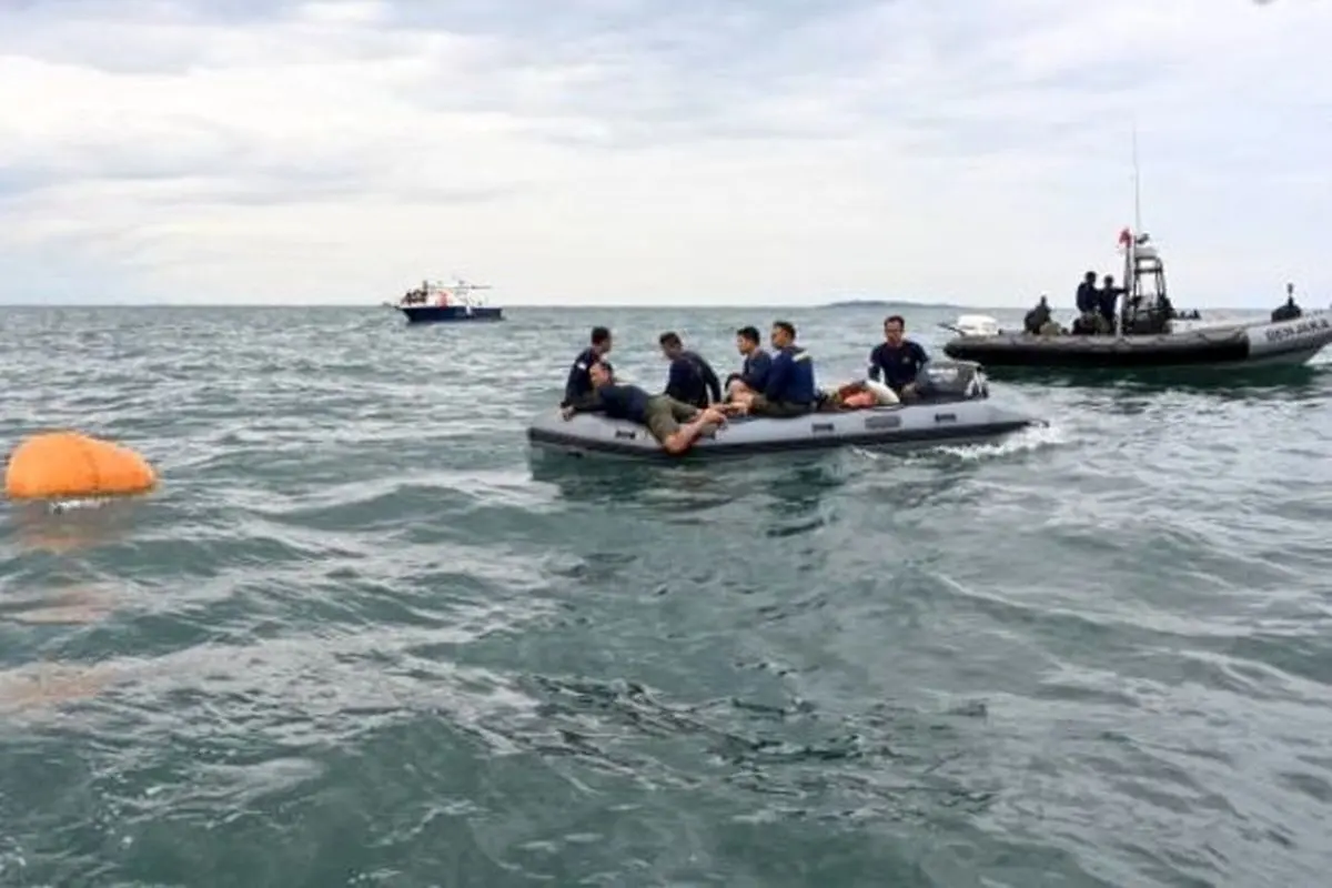 بیرون کشیدن اجساد سرنشینان هواپیمای اندونزی از دریا