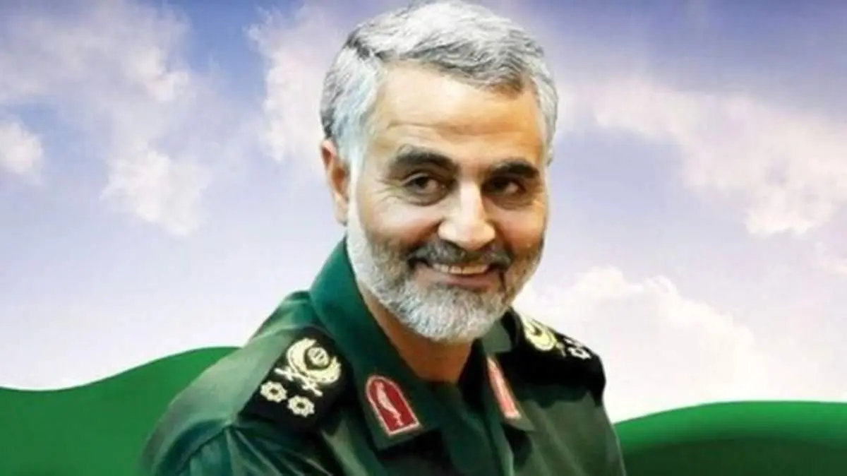 نصب بیلبورد شهید سلیمانی در نزدیکی مقر سابق تفنگداران آمریکایی+عکس