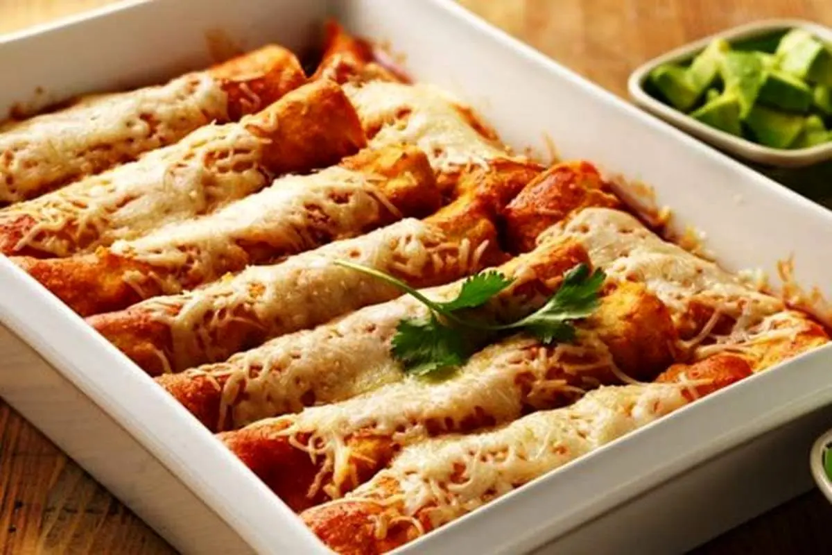 طرز تهیه رول مرغ و پنیر با نان ترتیلا + فیلم