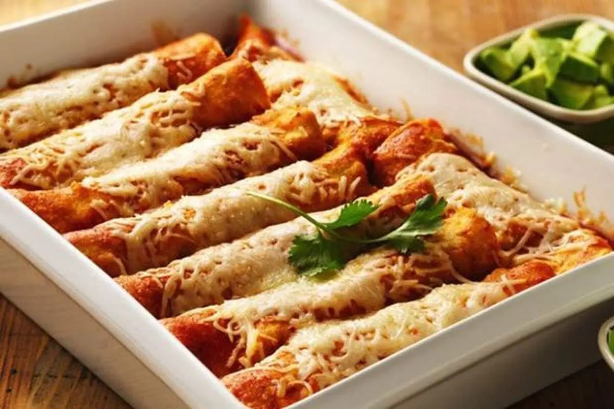 طرز تهیه رول مرغ و پنیر با نان ترتیلا + فیلم