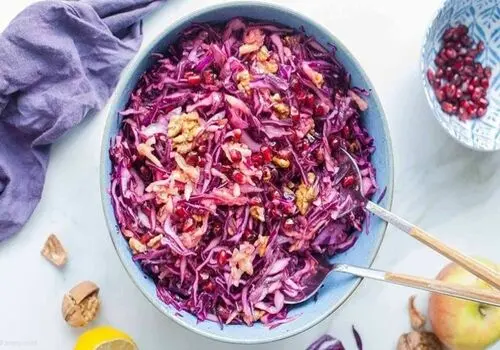 طرز تهیه سالاد کلم قرمز و انار؛ خوشمزه و مجلسی برای دورهمی‌های پاییزی