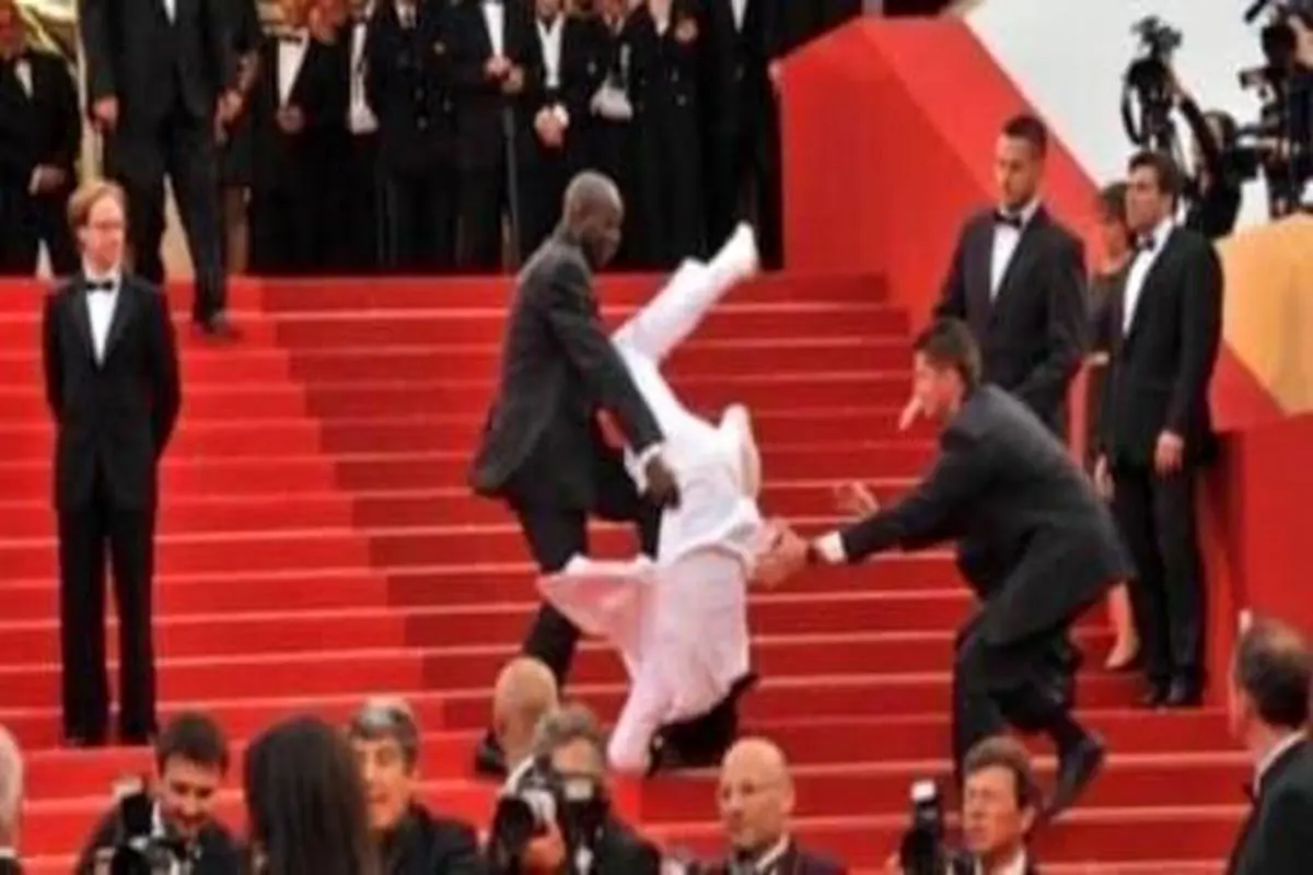 سقوط خواننده آمریکایی از پله‌ها در مراسم تحلیف+ عکس