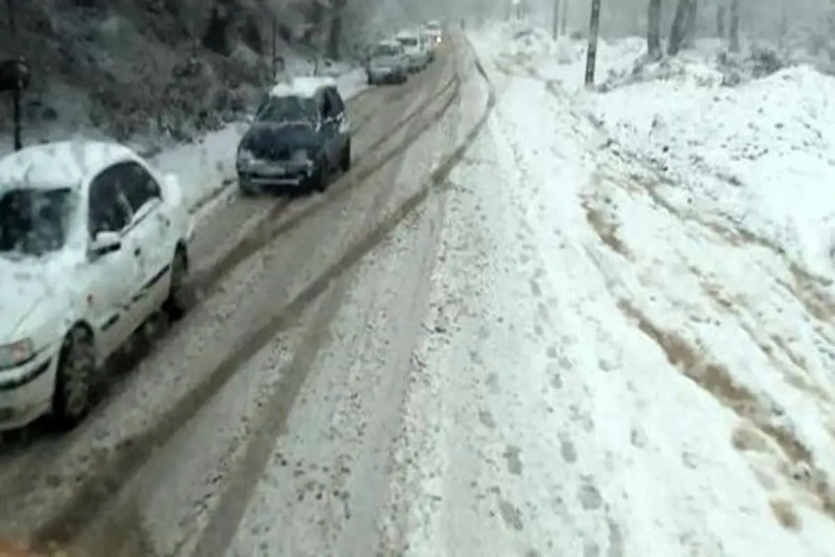 بارش برف و باران در ۱۵ استان/ برف و کولاک «هراز» را مسدود کرد