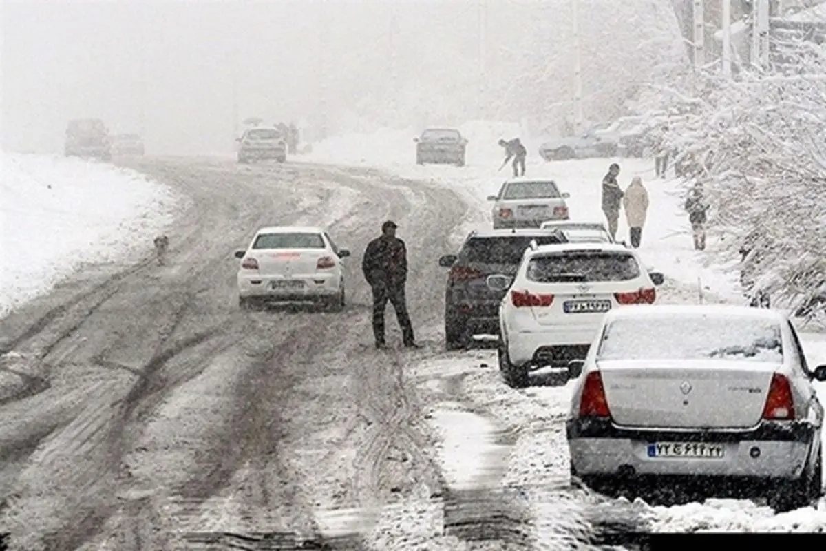 کولاک برف و برودت شدید هوا در جاده‌های برخی استان‌ها/ مردم از سفر‌های غیرضروری خودداری کنند