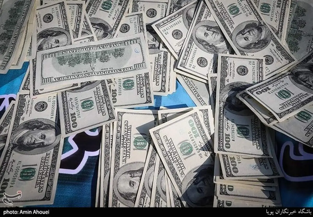 کشف ۱۶۵۰۰ دلار از زیر زین یک موتورسیکلت!