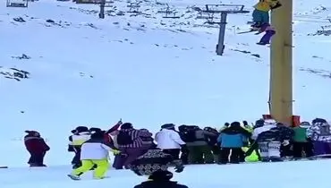لحظه سقوط پدر و دختر از روی تله‌سیژ تهران + فیلم