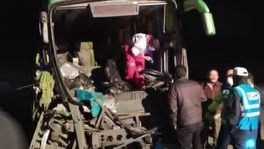 ۲۲ نفر مصدوم بر اثر برخورد یک دستگاه اتوبوس با کامیون