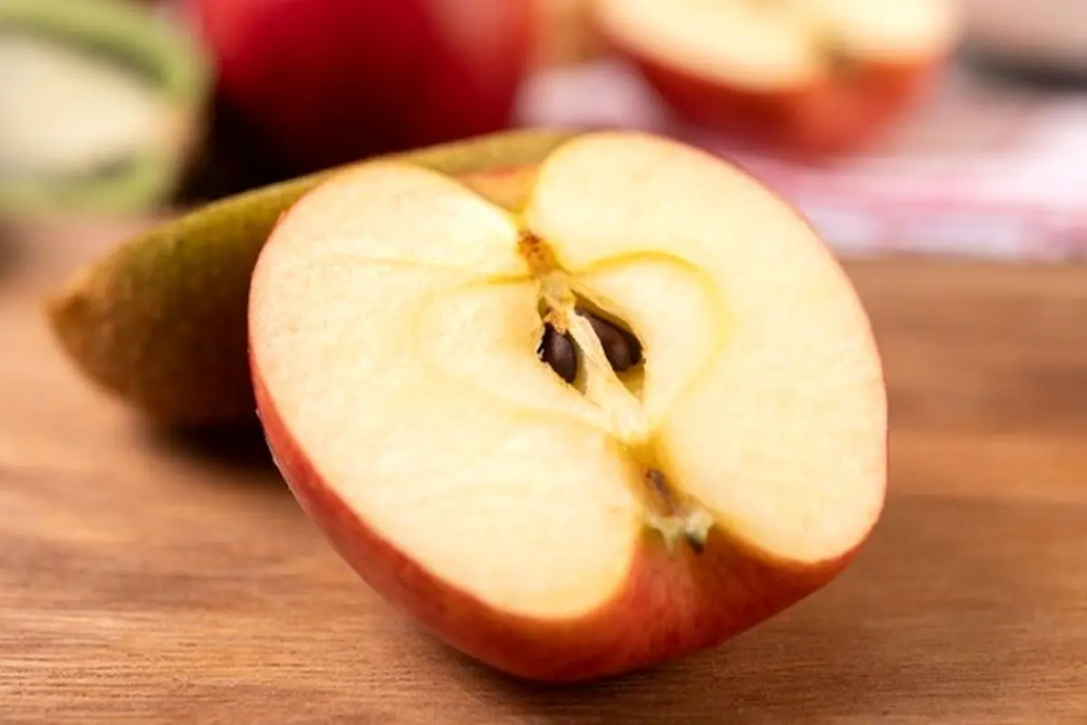 خوردن دانه سیب خطرناک است؟