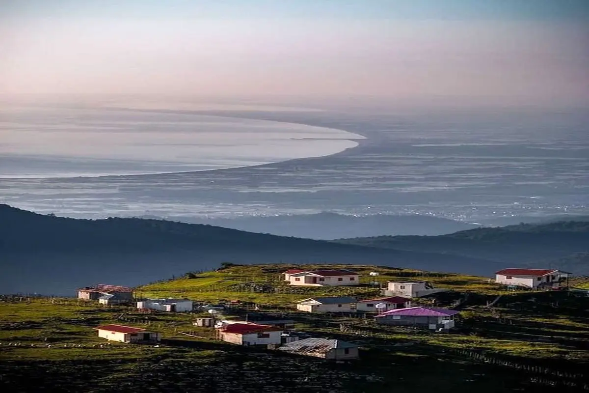 نمای زیبایی از دریای خزر از ارتفاعات گیلان+عکس