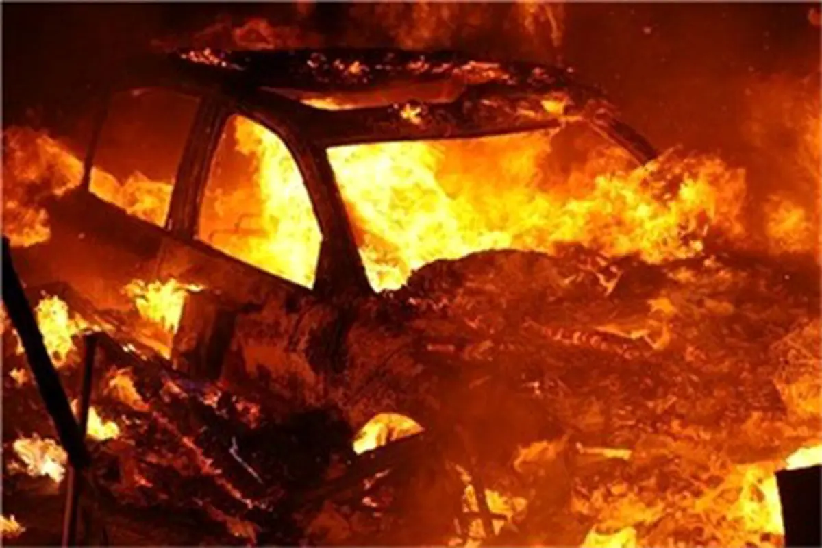 آتش زدن ماشین میلیاردی در بوشهر توسط دو موتور سوار+فیلم