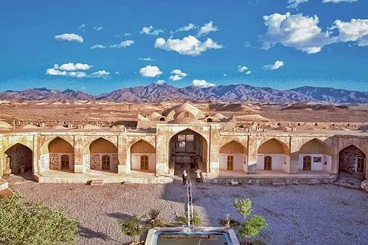 معرفی ﮐﺎرواﻧﺴﺮای ﻗﺼﺮ ﺑﻬﺮام + عکس