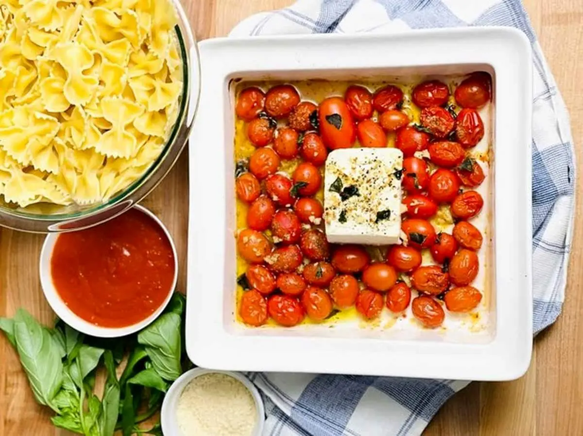 طرز تهیه پاستا با پنیر فتا و گوجه گیلاسی + فیلم