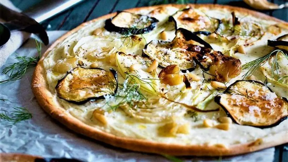 طرز تهیه پیتزا بادمجان و سیر خوشمزه