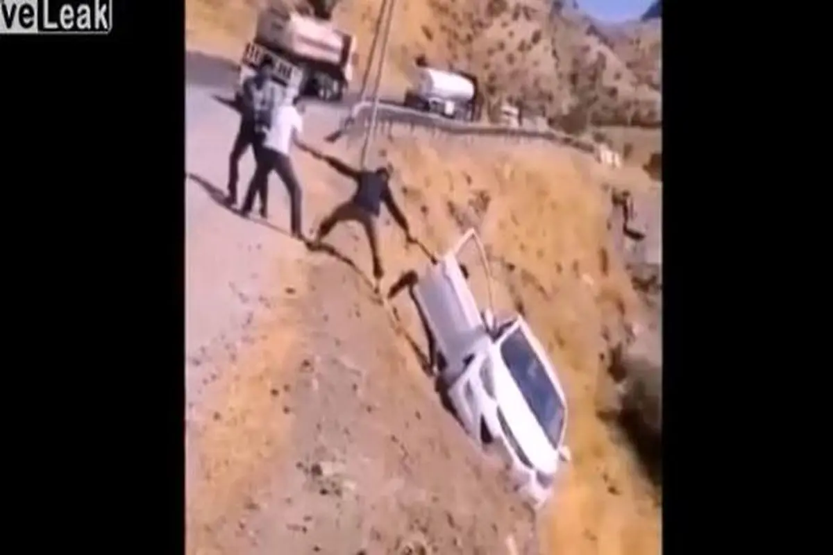 لحظه نجات یک مرد از خودروی در حال سقوط+فیلم