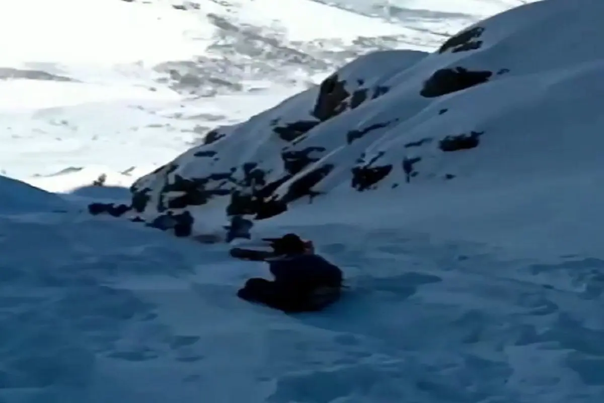 سه دقیقه از سختی راه کولبران در کوه های برفی + فیلم